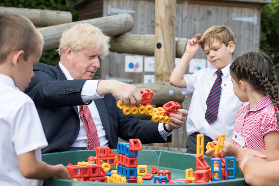 Britský premiér Boris Johnson na návštěvě základní školy