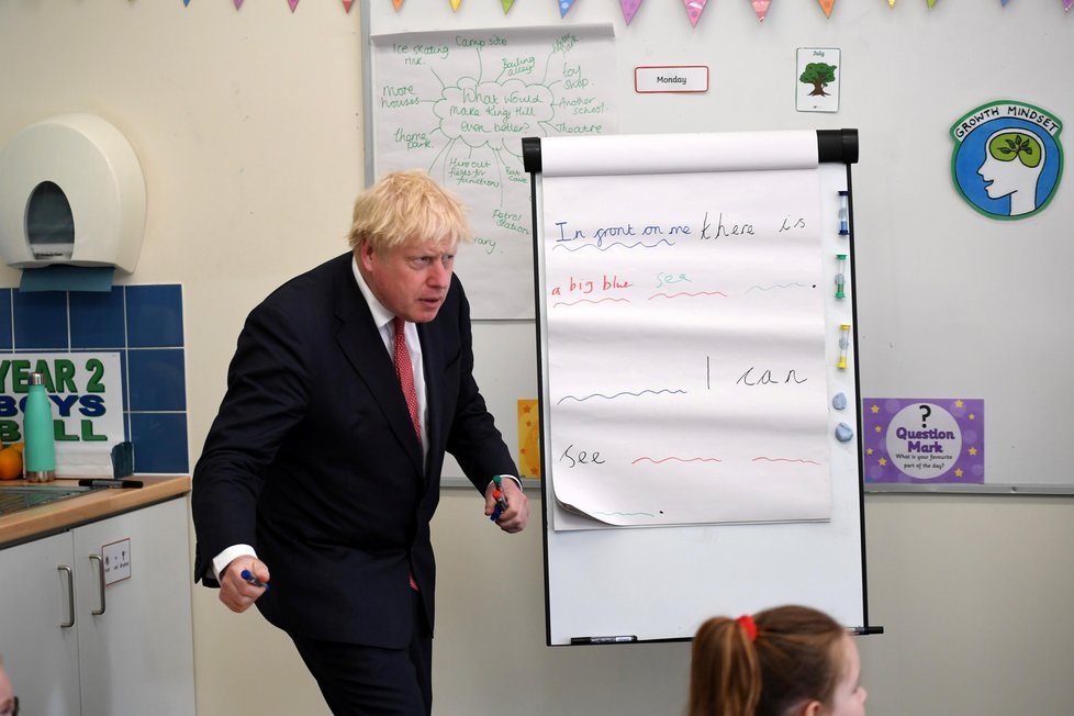 Britský premiér Boris Johnson na návštěvě základní školy