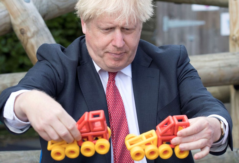 Britský premiér Boris Johnson na návštěvě základní školy.