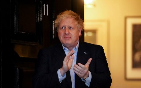 Britský premiér Boris Johnson zůstává v domácí karanténě.