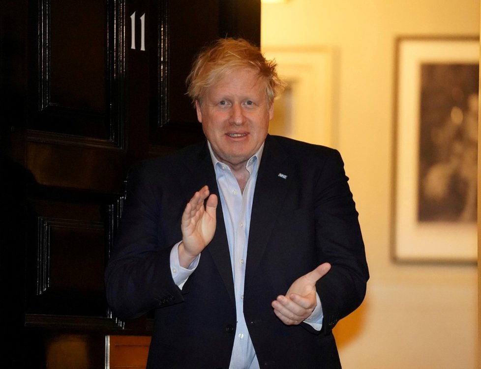 Britský premiér Boris Johnson se připojil k potlesku pro britské zdravotníky.