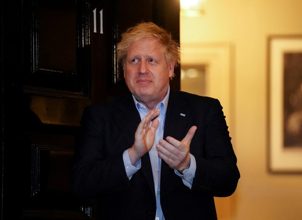 Britský premiér Boris Johnson zůstává v domácí karanténě.