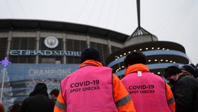 Ve Velké Británii striktně kontrolují covid pasy i na fotbalových stadionech.