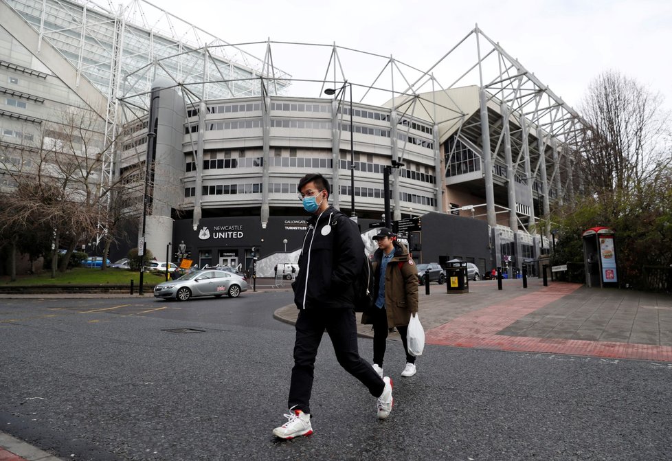 Kvůli šíření nákazy nového typu koronaviru se nebude hrát fotbal ani v Anglii. Premier League i nižší soutěže byly do 3. dubna přerušeny.