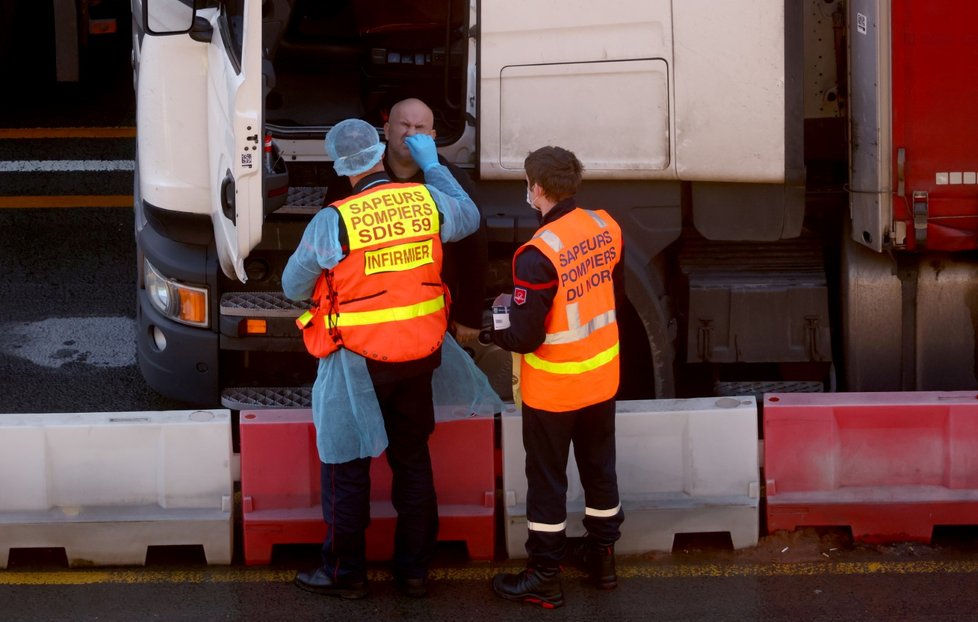 Testování řidičů kamionů v Doveru.