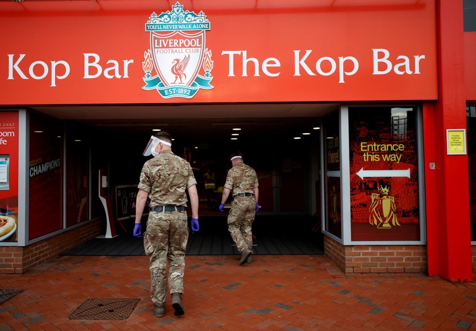 V Liverpoolu se testuje i na fotbalovém stadionu. S testy tady pomáhá armáda.