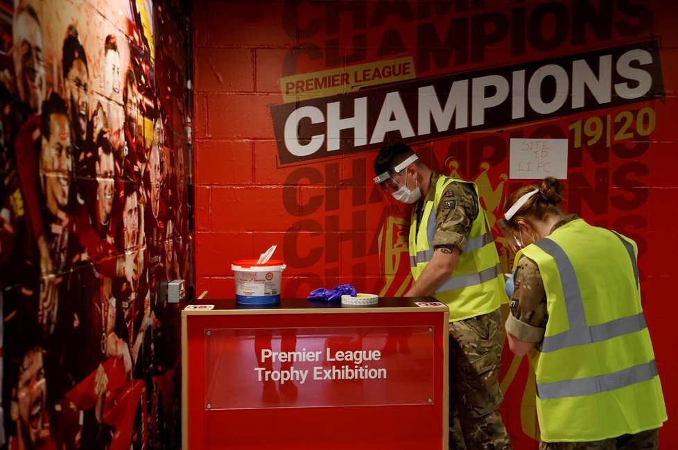 V Liverpoolu se testuje i na fotbalovém stadionu. S testy tady pomáhá armáda.