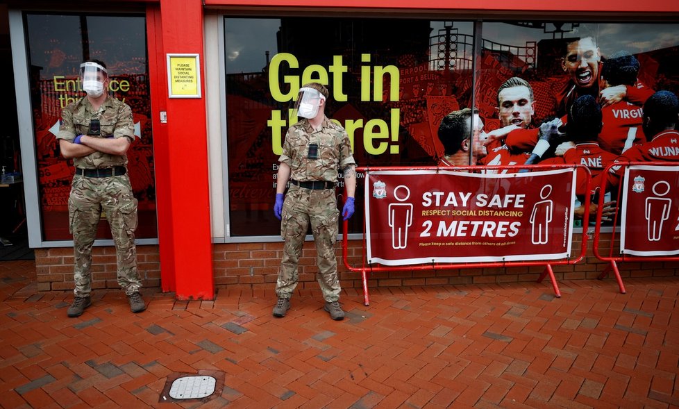 V Liverpoolu se testuje i na fotbalovém stadionu. S testy tady pomáhá armáda.