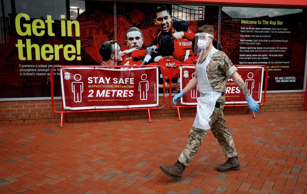 V Liverpoolu se testuje i na fotbalovém stadionu. S testy tady pomáhá armáda.