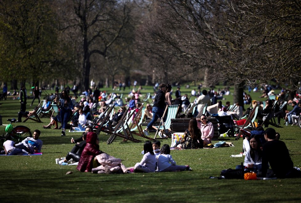 Britové vyrazili do parků.