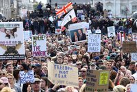 Odmítači přísných opatření protestovali bez roušek a rozestupů v Londýně. Policie zadržela 32 lidí