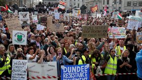 Britové zaplnili Trafalgarské náměstí v Londýně a znovu protestují proti koronavirovým restrikcím.
