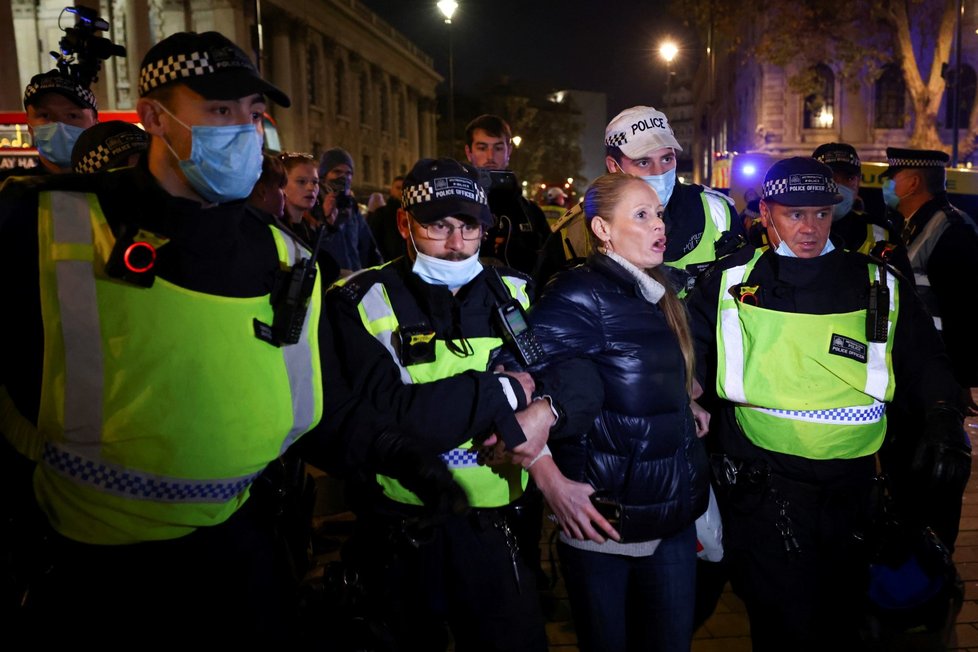 Londýn: Policie zasáhla proti odpůrcům opatření.