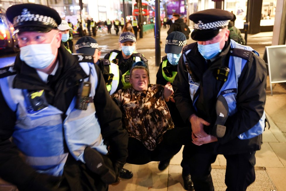 Londýn: Policie zasáhla proti odpůrcům opatření.