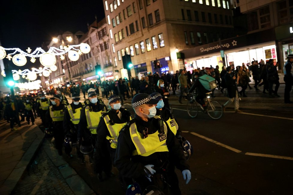 Londýn: Policie zasáhla proti odpůrcům opatření.