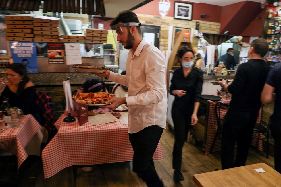 Britové využili poslední možnost zajít si do hospod, barů a restaurací. Ty musí mít od čtvrtka zavřeno.