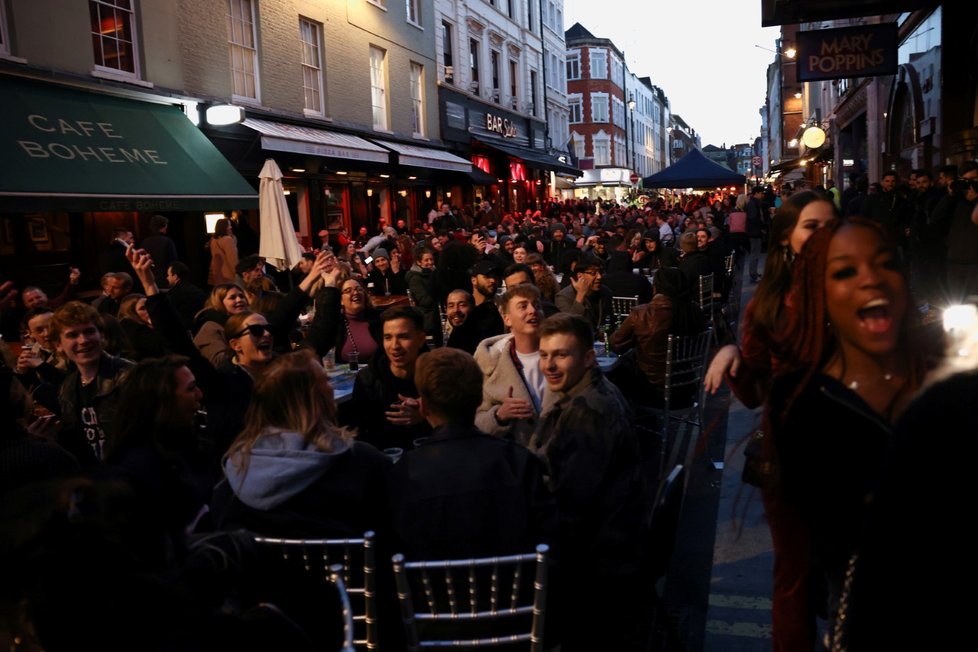 Britové si užívají rozvolnění v restauracích. Britové si užívají rozvolnění v restauracích.