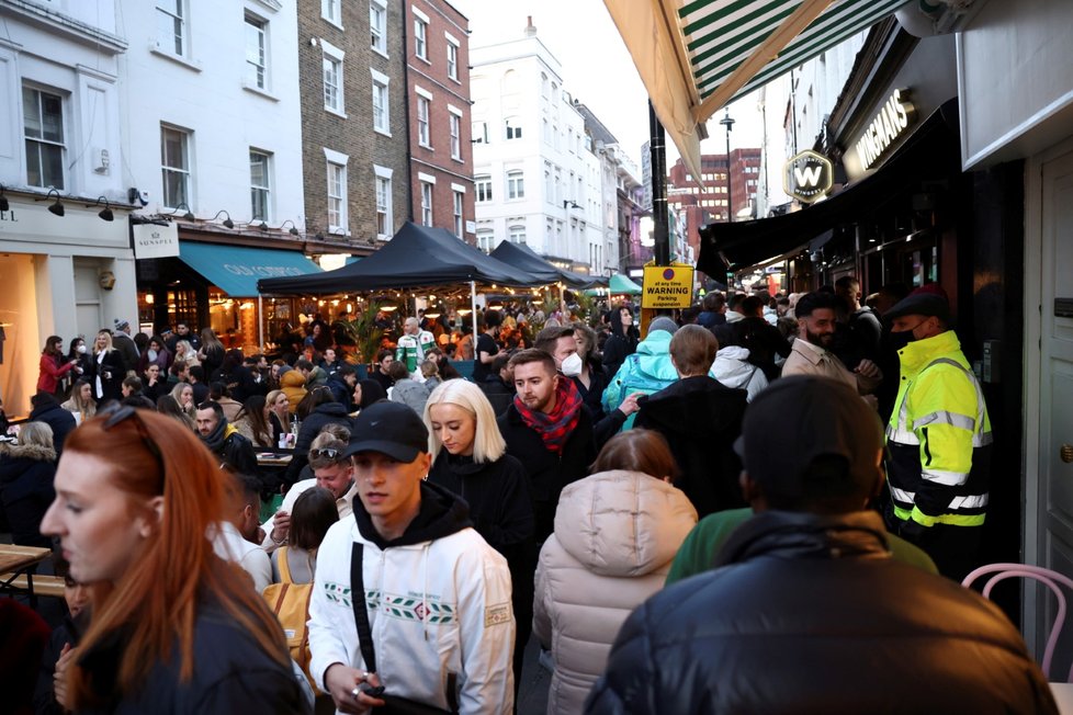 Britové si užívají rozvolnění v restauracích. Britové si užívají rozvolnění v restauracích.