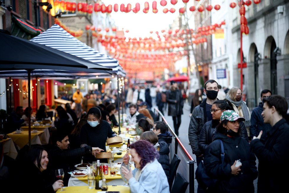 Britové si užívají rozvolnění v restauracích.