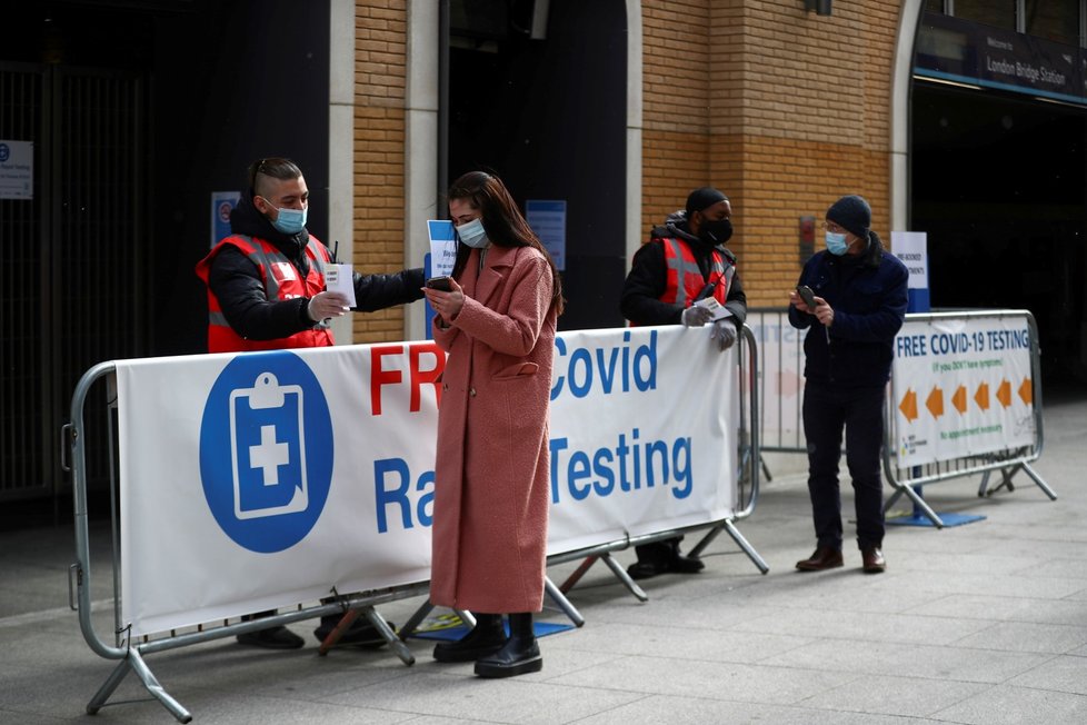 Testování na koronavirus ve Velké Británii.