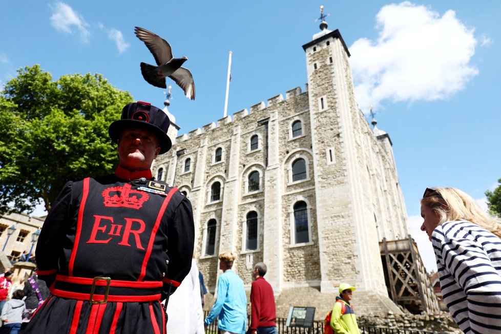 Takzvaní Beefeaters již více než půl tisíciletí chrání londýnský hrad Tower před povstalci a útočníky. Nyní jim poprvé hrozí propouštění