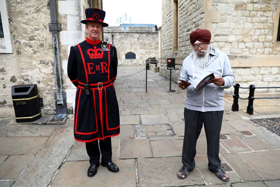 Takzvaní Beefeaters již více než půl tisíciletí chrání londýnský hrad Tower před povstalci a útočníky. Nyní jim poprvé hrozí propouštění