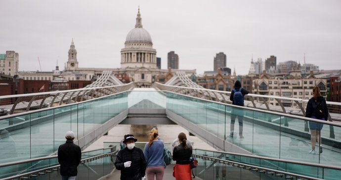 Ulice Londýna zejí prázdnotou. Na mostě Millennium jsou běžně stovky lidí, v současné době jich je jen pár.
