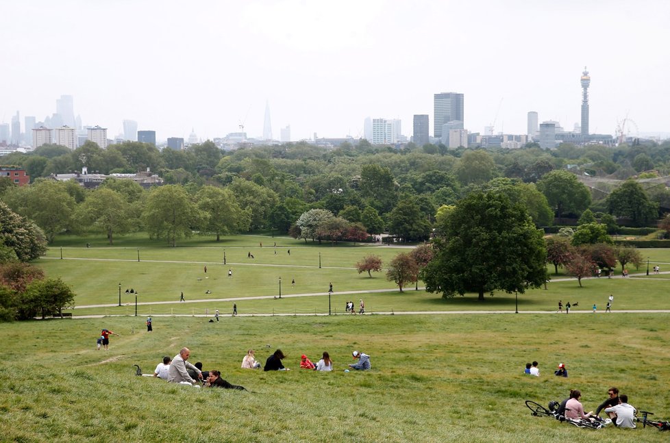 Britové využili hezkého počasí a vyrazili do parků. Dodržují ale bezpečné rozestupy.