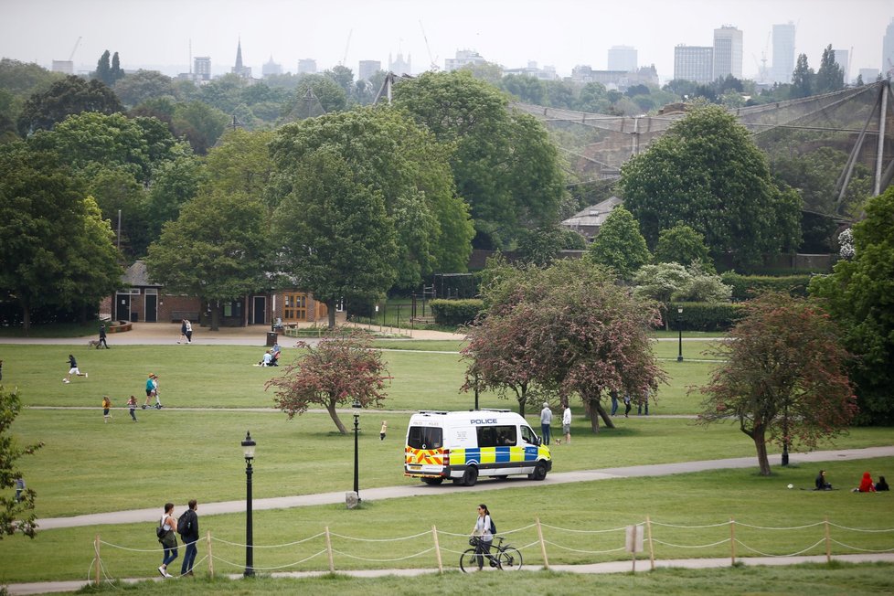 Britové využili hezkého počasí a vyrazili do parků. Dodržují ale bezpečné rozestupy.