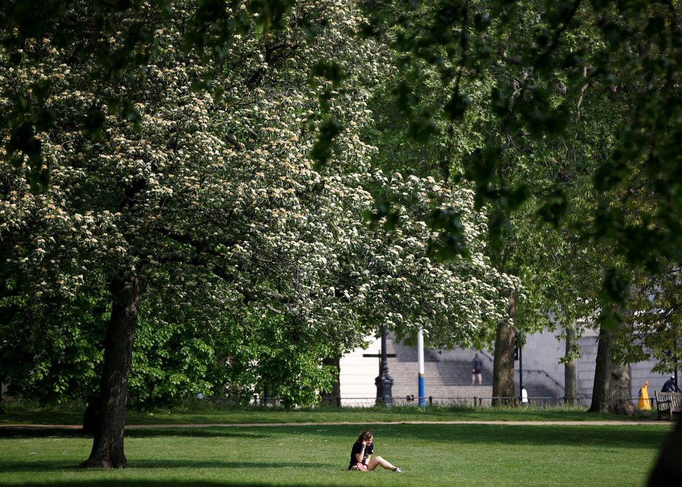 Britové využili hezkého počasí a vyrazili do parků. Dodržují ale bezpečné rozestupy.