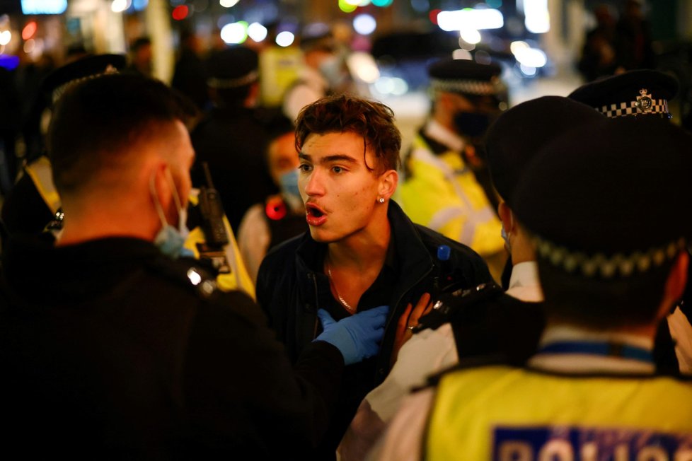 Desítky lidí v Londýně pokračovaly i po zavření hospod v popíjení. Zakročit musela policie, několik lidí zadržela.