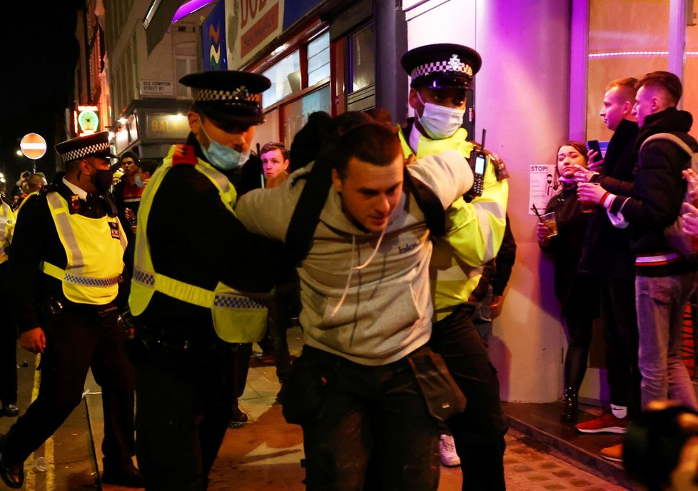 Desítky lidí v Londýně pokračovaly i po zavření hospod v popíjení. Zakročit musela policie, několik lidí zadržela.