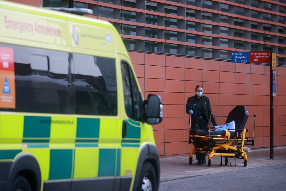 Kvůli extrémnímu přetížení nemocnic v Londýně čekají sanitky ve frontách.