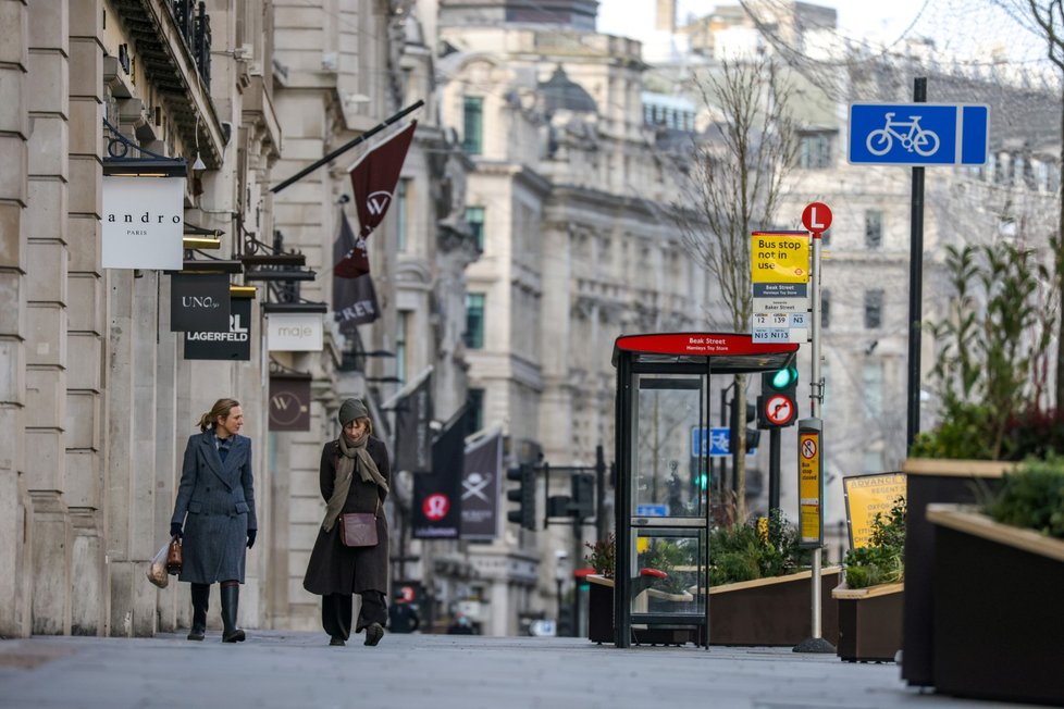 Ulice Londýna zejí prázdnotou.