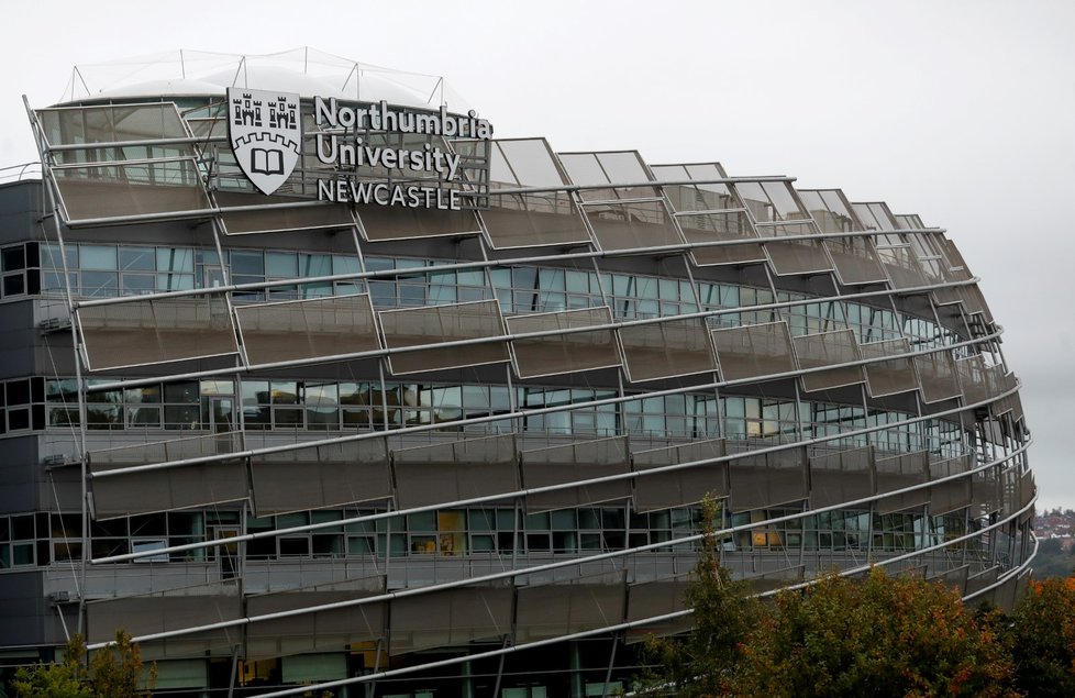 Na Northumbrijské univerzitě v severní Anglii testy prokázaly koronavirovou infekci u 770 studentů.