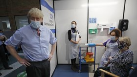Očkování proti covidu: Vakcína i pro královnu. A Boris Johnson věří v porážku viru