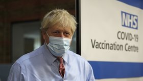 V Británii se rozjelo očkování proti covidu, premiér Boris Johnson osobně přihlížel (8.12.2020)