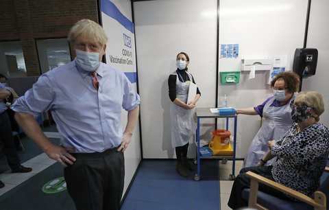 Očkování proti covidu: Vakcína i pro královnu. A Boris Johnson věří v porážku viru