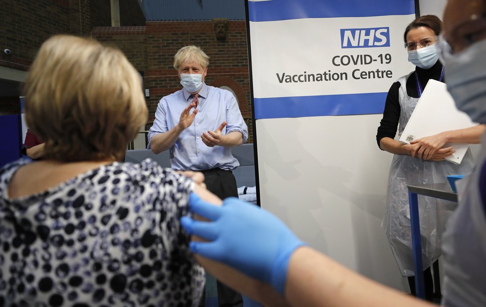 V Británii se rozjelo očkování proti covidu, premiér Boris Johnson osobně přihlížel (8. 12. 2020)