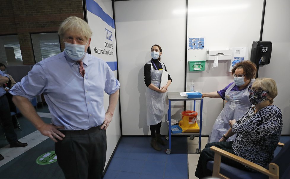 V Británii se rozjelo očkování proti covidu, premiér Boris Johnson osobně přihlížel (8. 12. 2020)