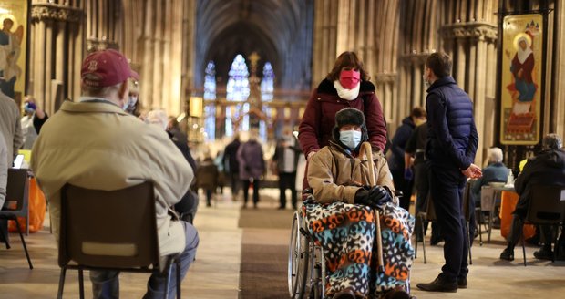 Nemocnice, lékárny a obří centra nestačí: V Británii očkují i v gotických katedrálách 