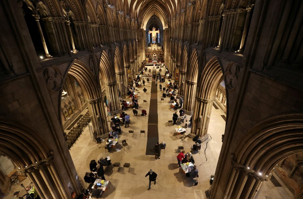 Po nemocnicích a lékárnách se v Británii proti covidu-19 očkuje už i v kostelech.   Po nemocnicích a lékárnách se v Británii proti covidu-19 očkuje už i v kostelech.