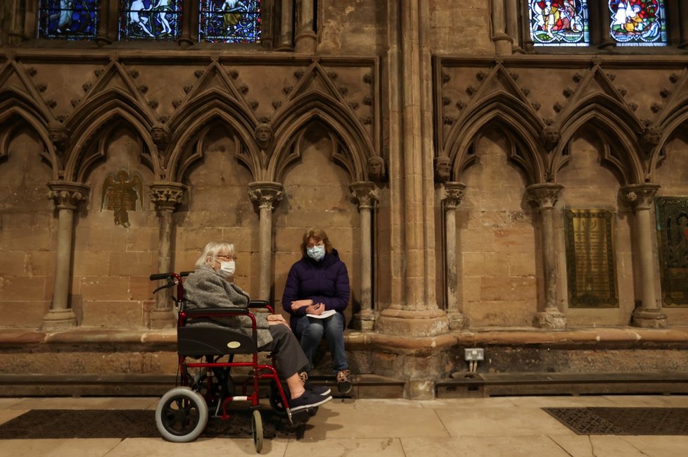 Po nemocnicích a lékárnách se v Británii proti covidu-19 očkuje už i v kostelech.   Po nemocnicích a lékárnách se v Británii proti covidu-19 očkuje už i v kostelech.