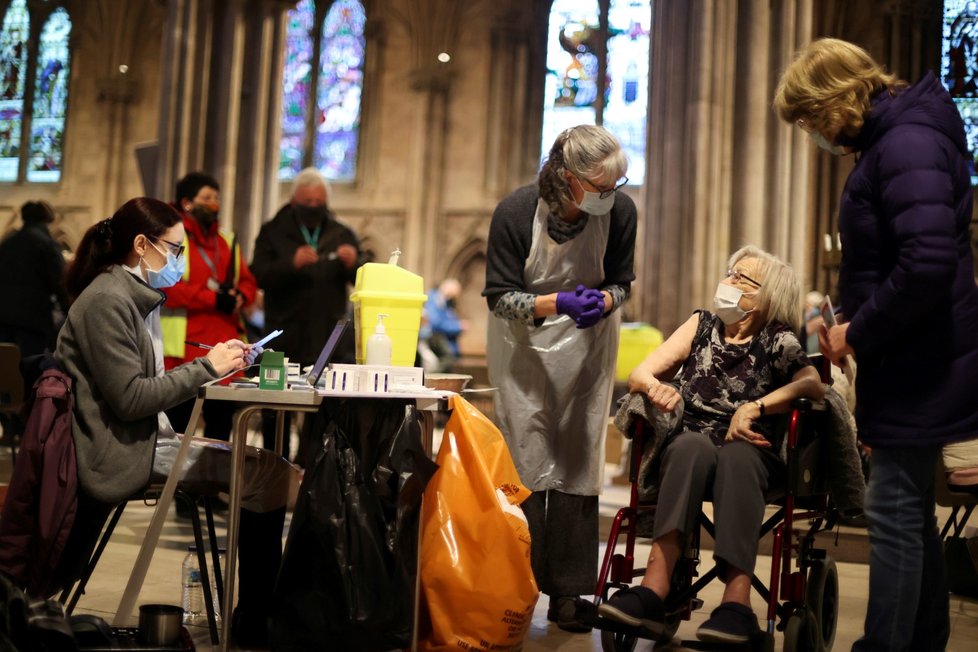 Po nemocnicích a lékárnách se v Británii proti covidu-19 očkuje už i v kostelech.   Po nemocnicích a lékárnách se v Británii proti covidu-19 očkuje už i v kostelech.