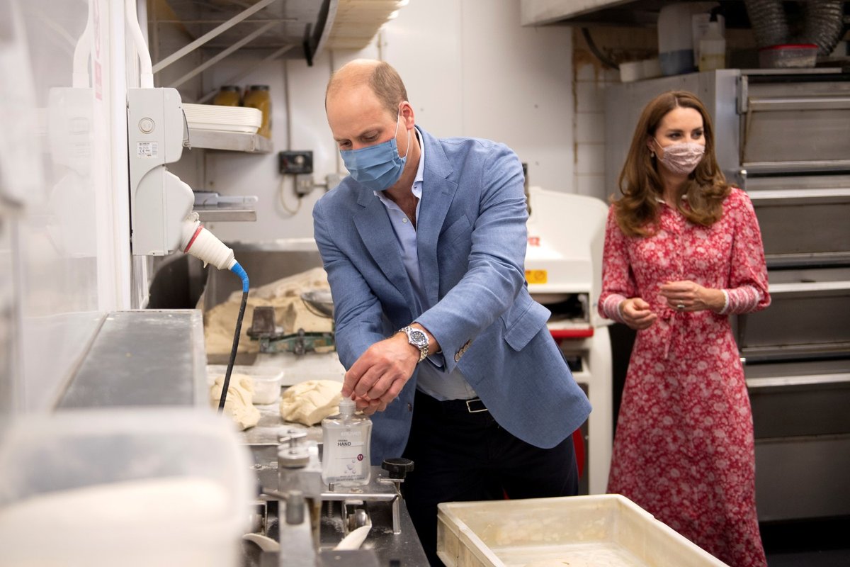Princ William s manželkou navštívili pekárnu v Londýně. Oba nasadili roušky.