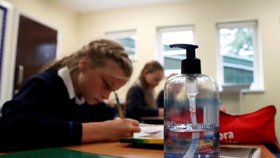 Znovuotevření škol ve Velké Británii provází přísná hygienická opatření.