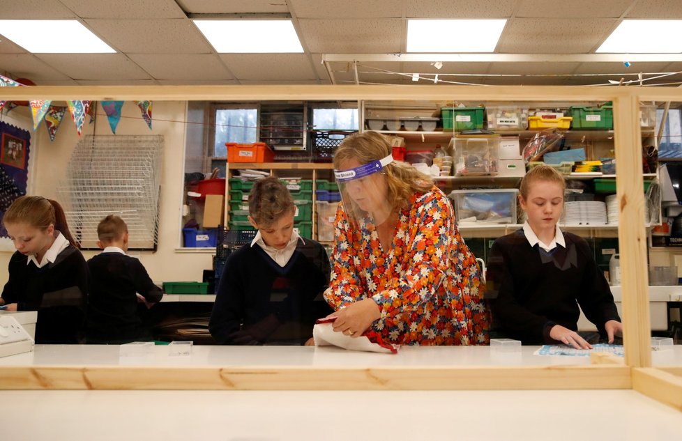 Ve Velké Británii otevřely školy. Učitelé nosí ochranné štíty.