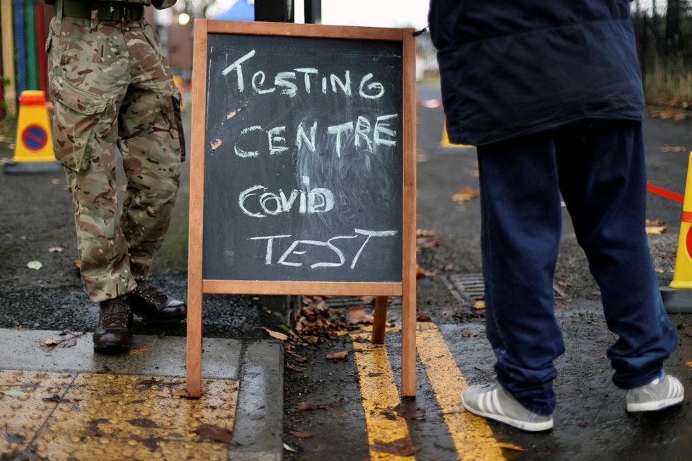 S testováním v Británii pomáhá armáda.