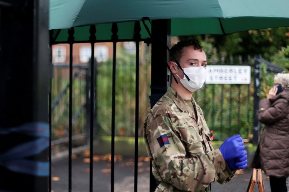 S testováním v Británii pomáhá armáda.