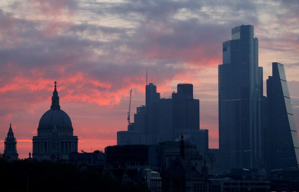 Velké Británie uvolňuje pravidla pro cestování, většina turistů už nemusí do karantény.